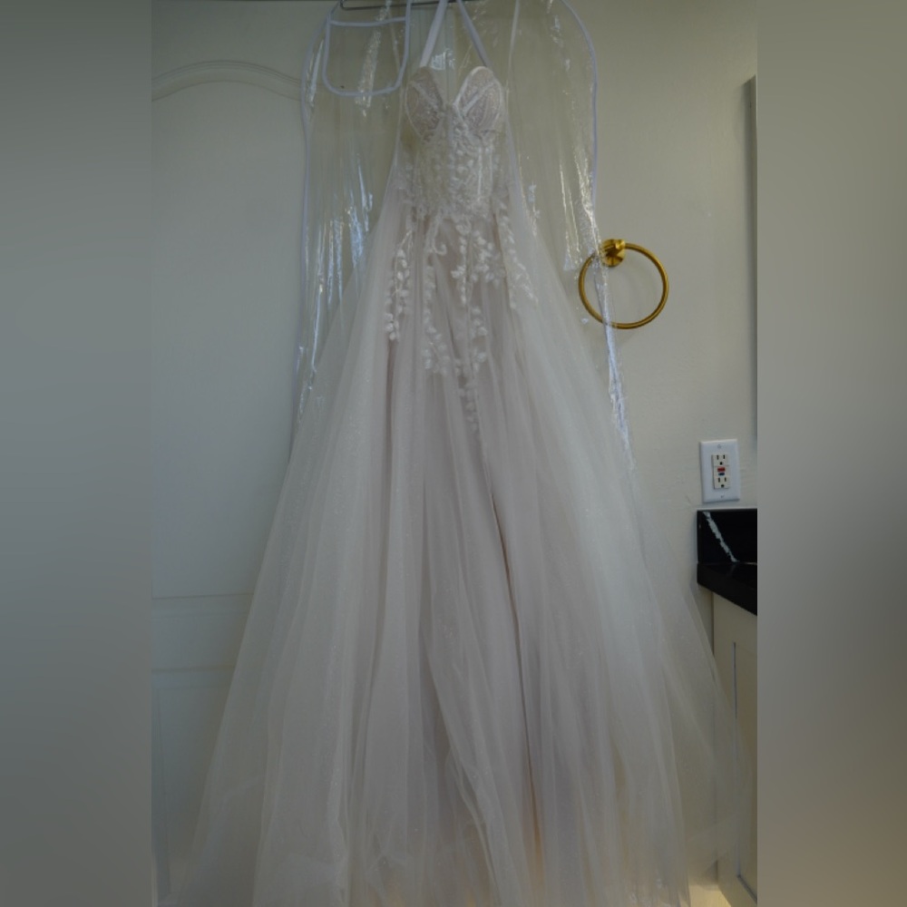 Elegant White Strapless Wedding Dress
